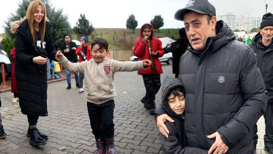 Ünlülerden depremzedelere ziyaret