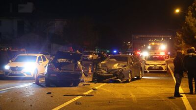 Üç otomobilin karıştığı kazada 2 kişi öldü, 2 kişi yaralandı