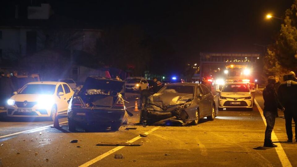 Üç otomobilin karıştığı kazada 2 kişi öldü, 2 kişi yaralandı