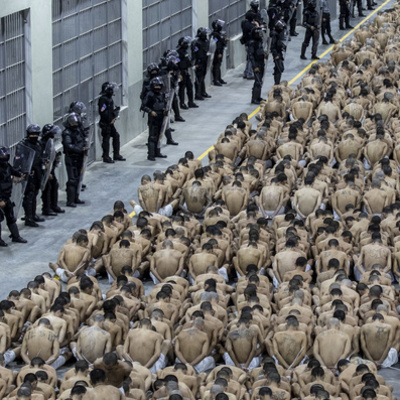 El Salvador'un en tehlikeli suçluları nakledildi