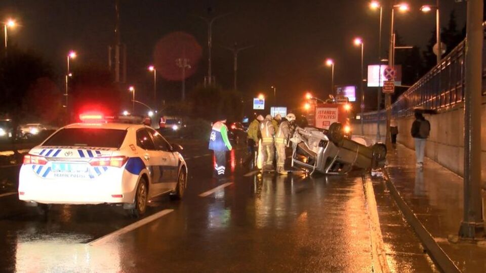 Bakırköy'de otomobil takla attı: 3 yaralı