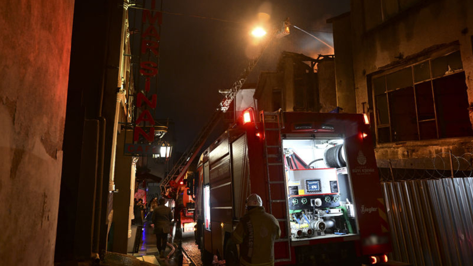 Fatih'te 3 katlı binada yangın