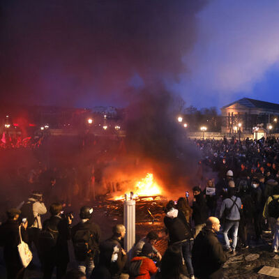 Fransa'da tansiyon yükseldi, binlerce kişi sokağa çıktı!