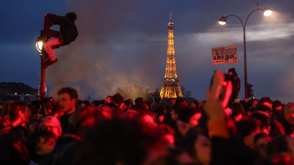 Fransa'da tartışmalı emeklilik yasası: Hükümet meclisi baypas kararı aldı, binlerce kişi sokaklara çıktı