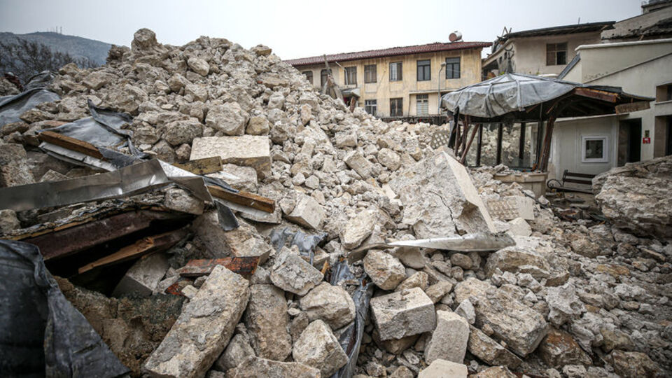 Depremde tamamen yıkılmıştı! Kurtarma çalışması başlatıldı