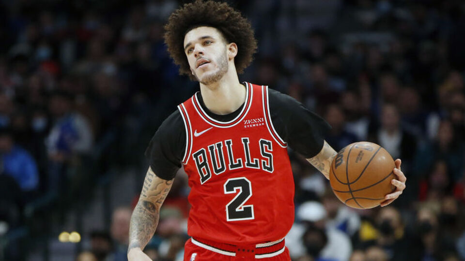 Lonzo Ball üçüncü kez ameliyata alınacak