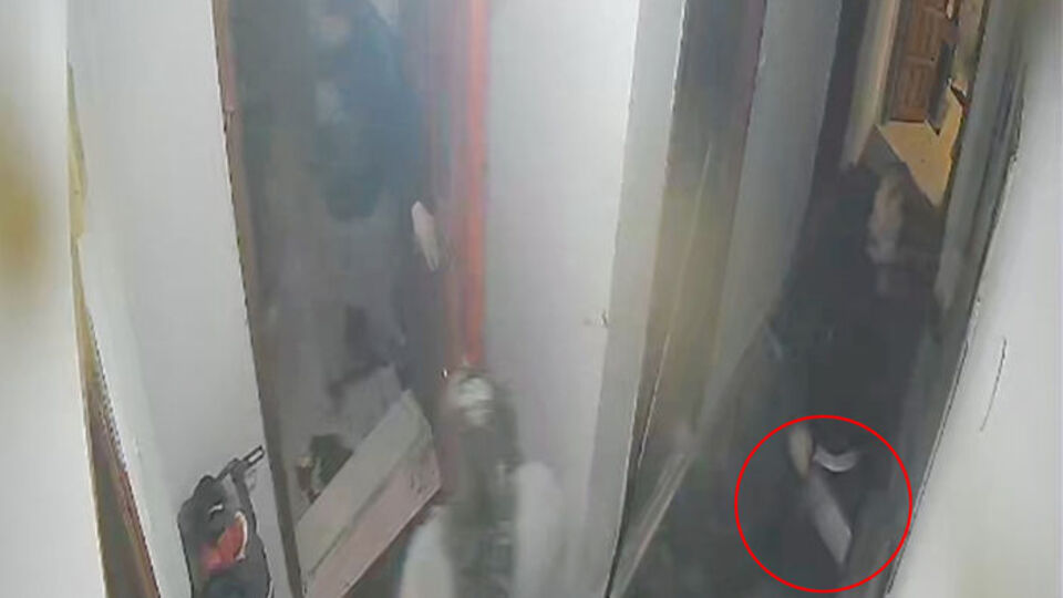 Dehşet güvenlik kamerasında! 3 aylık eşe satırlı saldırı!