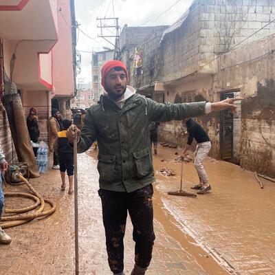 Yüzme antrenörü sel sularına atlayıp 5 çocuğu kurtardı!