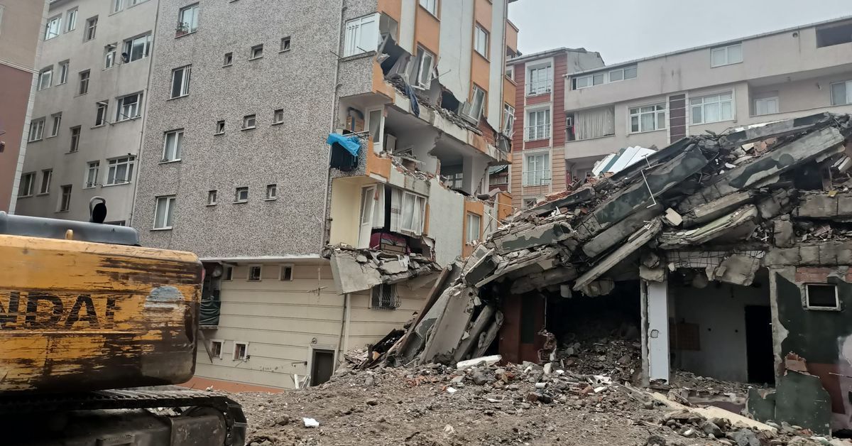 İstanbul'da yıkımı yapılan bina &ccedil;&ouml;kt&uuml;! | Son dakika haberleri