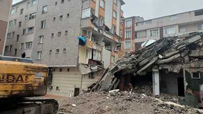 İstanbul'da yıkımı yapılan bina çöktü!