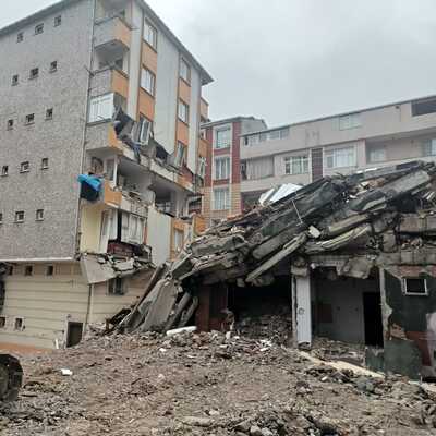 İstanbul'da yıkımı yapılan bina çöktü!