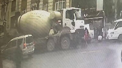 Çocuklarını okuldan alan anne mikserin altında kaldı!