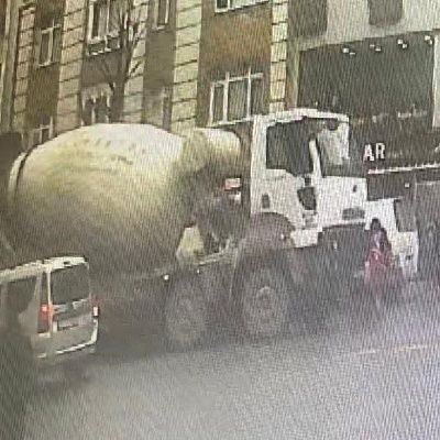 Çocuklarını okuldan alan anne mikserin altında kaldı!