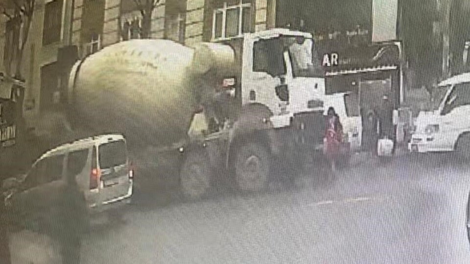 Çocuklarını okuldan alan anne mikserin altında kaldı!