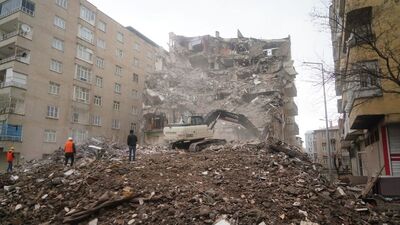 "Sivil vatandaşlar enkaz kaldırma çalışmalarını izlemeye gitmemeli"