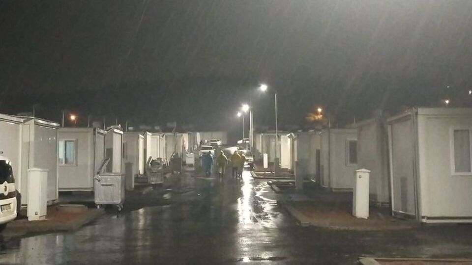 Sağanak depremzedeye zor anlar yaşattı