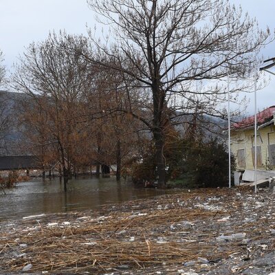 Zemin çökünce dinlenme tesisleri gölün içinde kaldı!