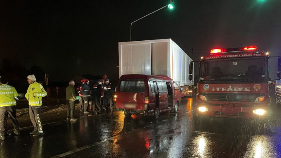 Sakarya'da feci kaza: 1 ölü, 2 yaralı