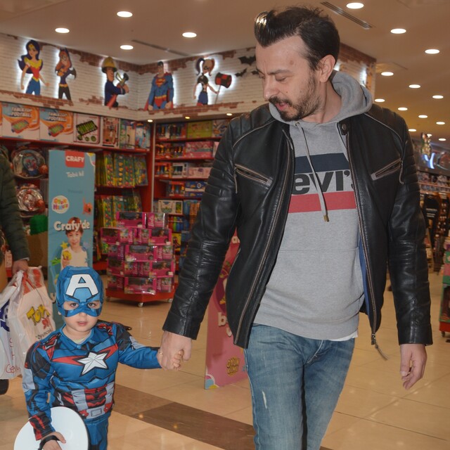Süper kahraman alışverişte!