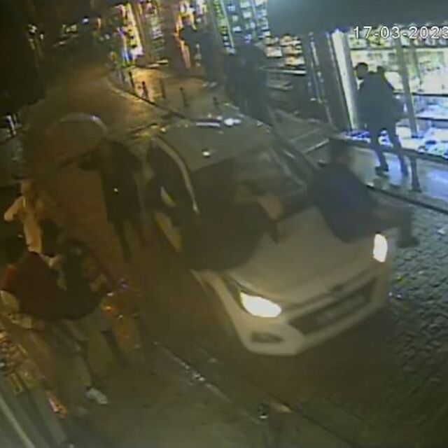Galata'da dehşet! Yayaların arasına daldı