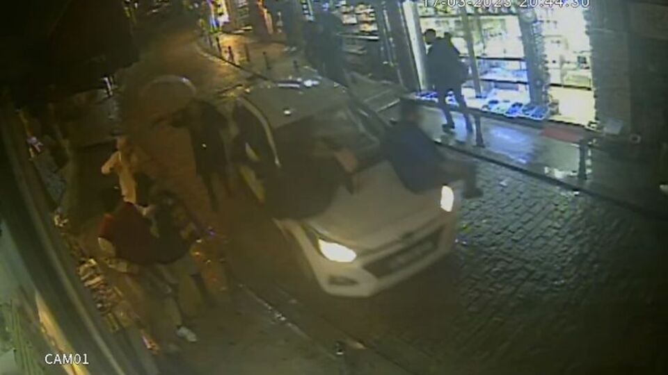 Galata'da dehşet! Yayaların arasına daldı