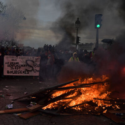 Fransa'da protestolar sürüyor, sokaklar karıştı