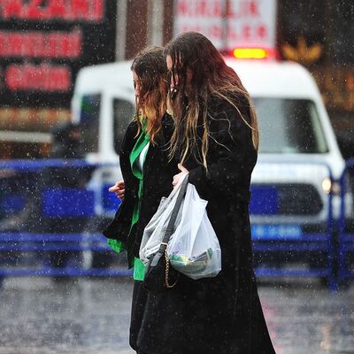 Meteoroloji'den flaş uyarı! Deprem ve sel bölgesi dikkat! Tüm yurtta sağanak!