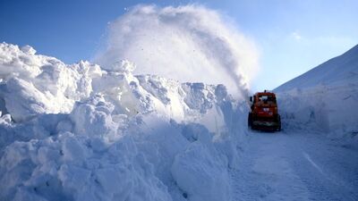 Kar ve tipi nedeniyle 3.5 aydır ulaşıma kapalıydı! O yol açılıyor!
