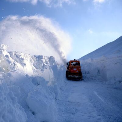 Kar ve tipi nedeniyle 3.5 aydır ulaşıma kapalıydı! O yol açılıyor!
