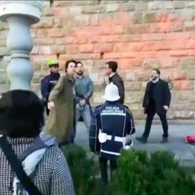 İklim aktivisti tarihi binaya saldırdı: Belediye başkanı müdahale etti!