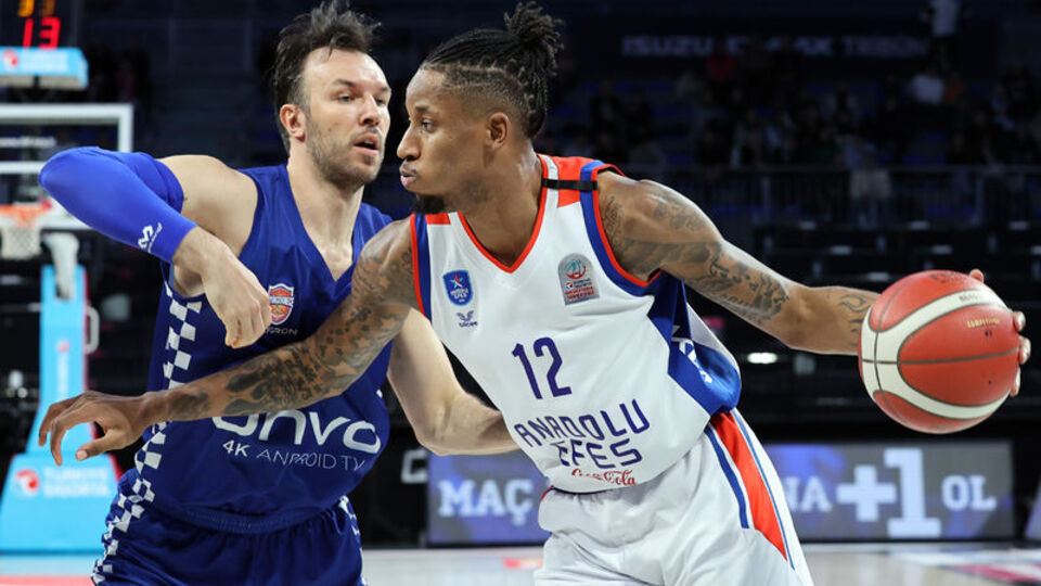 Anadolu Efes son saniye basketiyle yıkıldı!