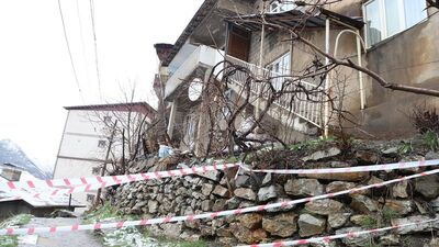 İstinat duvarı çöktü! 3 ev tahliye edildi