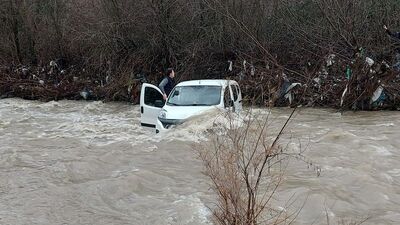 Dere yatağında otomobille mahsur kalan 3 kişi kurtarıldı