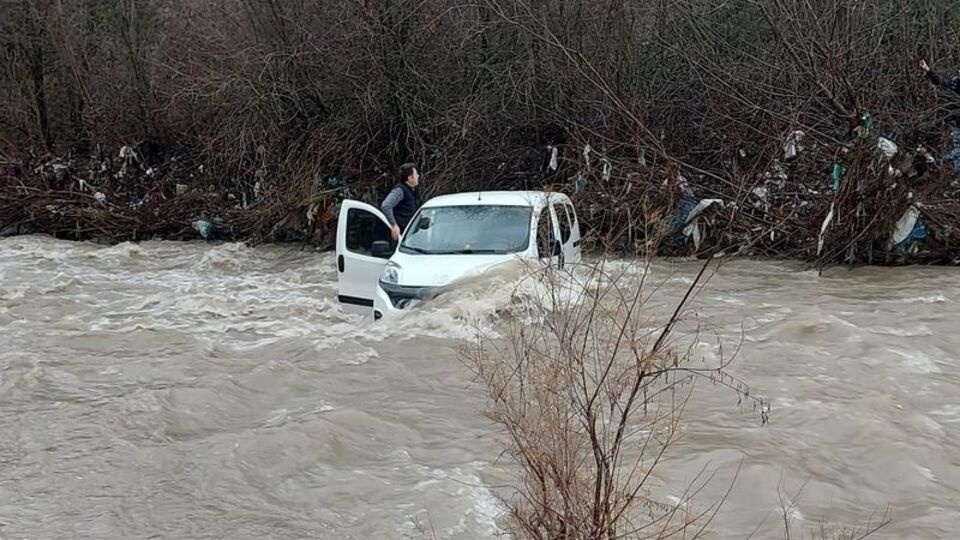 Dere yatağında otomobille mahsur kalan 3 kişi kurtarıldı