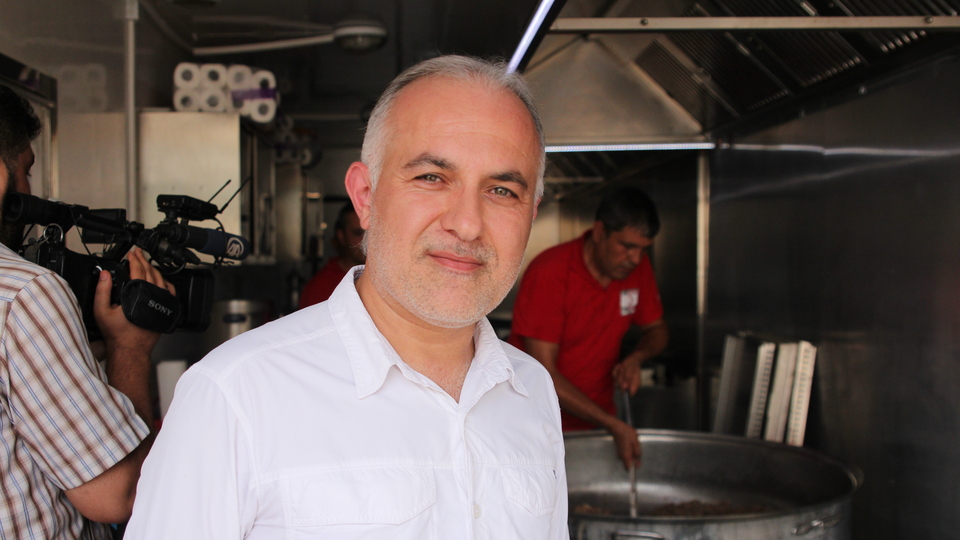 Şahan'ı deprem bölgesine davet etti