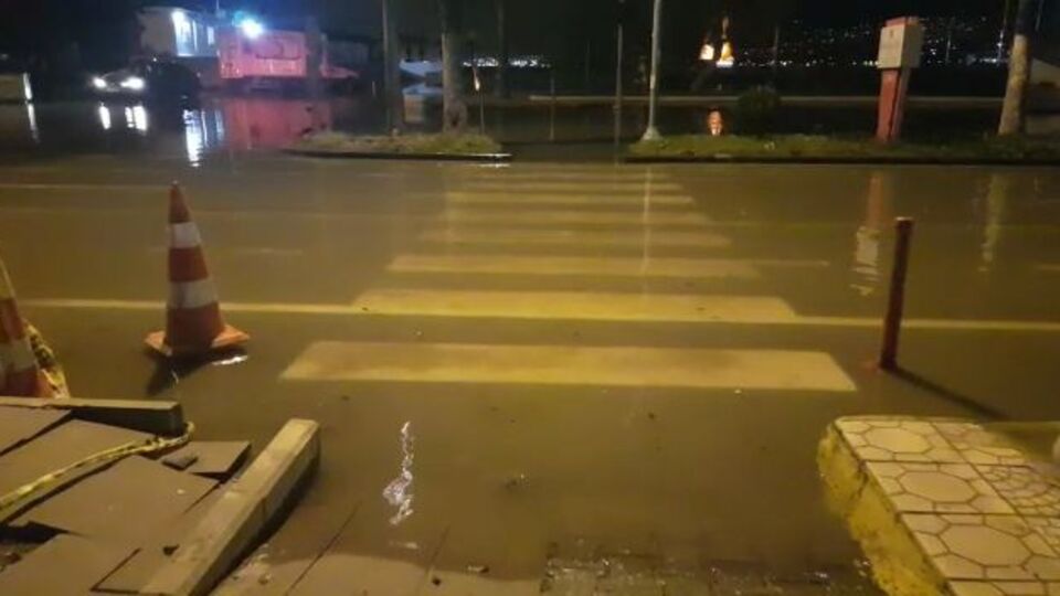 İskenderun'da deniz taştı, su baskınları oluştu