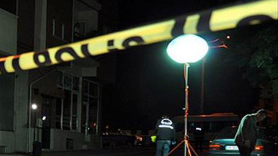 Baba ile oğlu bıçaklı kavgada yaralandı