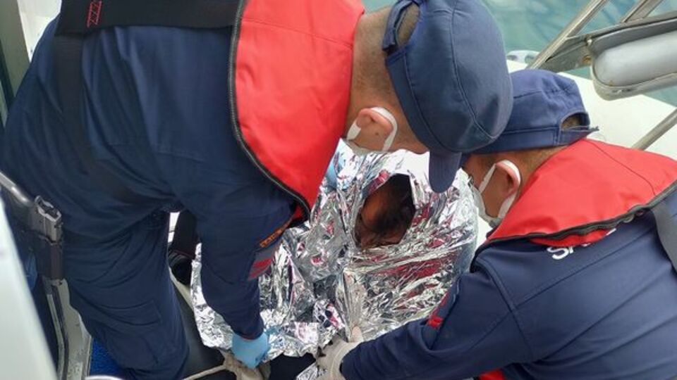 Midilli Adası'na yüzmeye çalışan düzensiz göçmen kurtarıldı