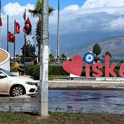 "İskenderun sahilini dalgakıranlar ile yükseltmemiz lazım"