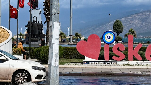 "İskenderun sahilini dalgakıranlar ile yükseltmemiz lazım"