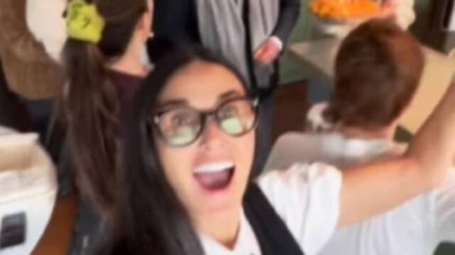 Eşlerinden kutlama