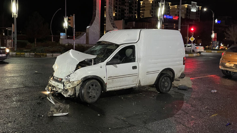 Otomobil ile hafif ticari araç çarpıştı: 5 yaralı