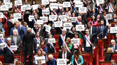 Fransa'da emeklilik yaşını 64'e çıkaran yasa: Macron hükümeti güven oylamasını az farkla kazandı