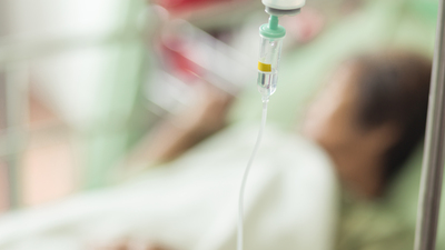 İnme geçirdi, 28 gün aç ve susuz tutuldu!