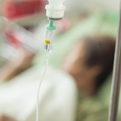 İnme geçirdi, 28 gün aç ve susuz tutuldu!