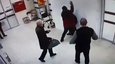 Acil servisi birbirine katıp görevliye saldırdılar!
