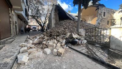 Depremde ağır hasar gören tarihi cami kendiliğinden yıkıldı