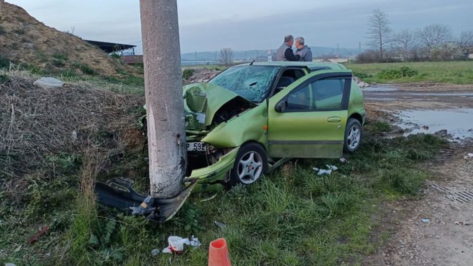 Otomobil aydınlatma direğine çarptı: 2'si çocuk 4 yaralı