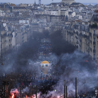Tartışmalı yasa kabul edildi: Paris karıştı!