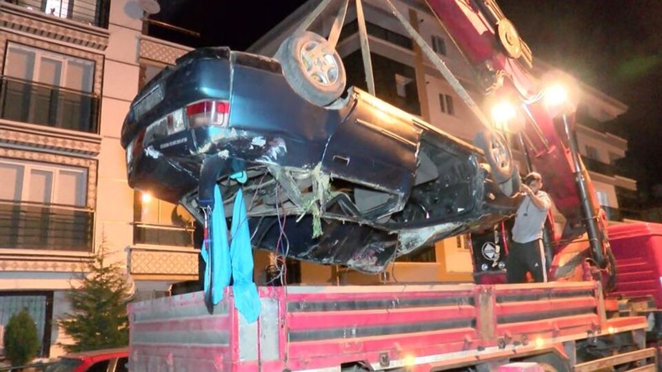 Otomobil istinat duvarından düştü: 2 yaralı